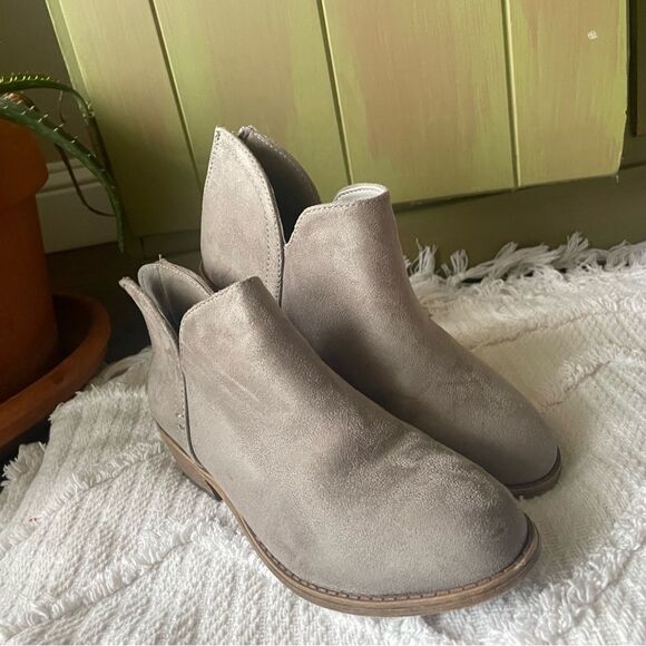 Sleek Gray Ankle Boots with V-Cut Design - Picture 3 of 5